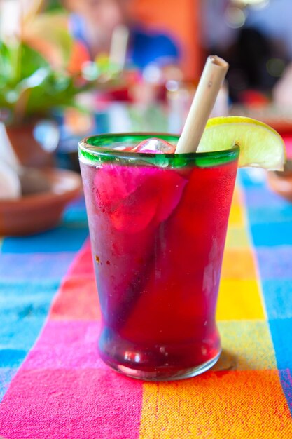 un cocktail de fruits sur une nappe lumineuse.