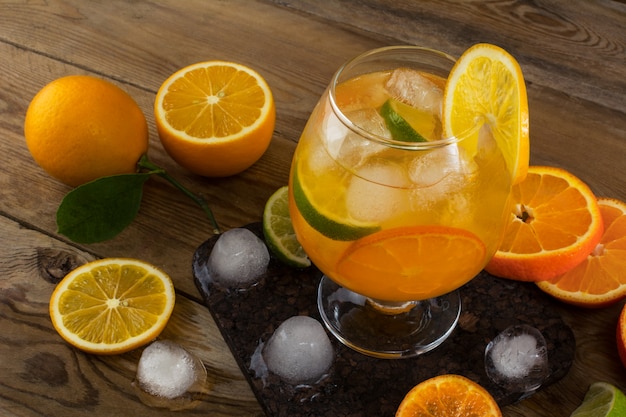 Cocktail de fruits tropicaux glacés sur une table en bois