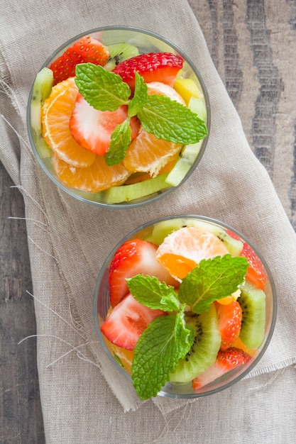 Cocktail de fruits en verre sur la vue de dessus de table en bois