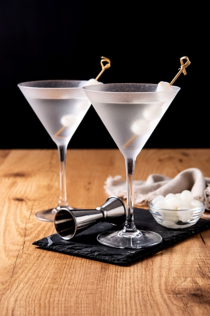 Cocktail Gibson martini aux oignons sur bois