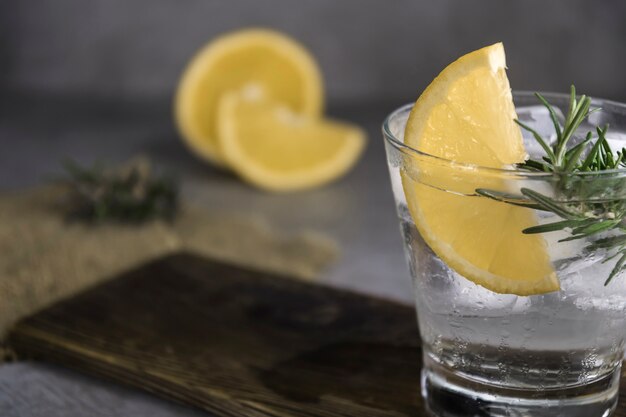 Cocktail gin tonic de boisson alcoolisée au citron, au romarin et à la glace
