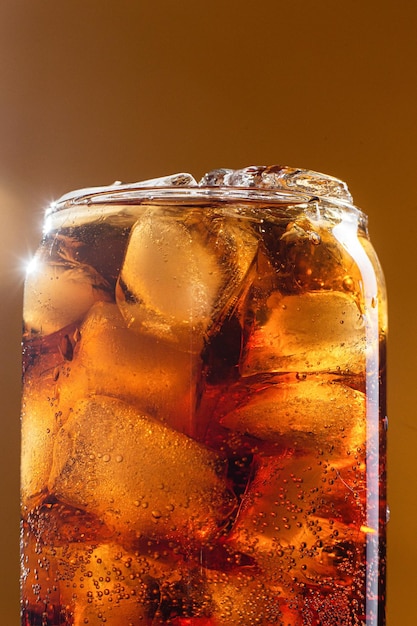 Cocktail avec de la glace et du citron dans un gros plan de verre Pepsi CocaCola