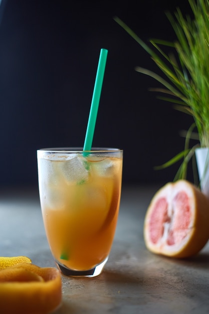 Cocktail de glace d'été rose et orange sur la table de café