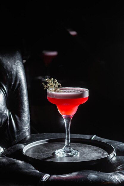 Cocktail avec glace sur fond sombre