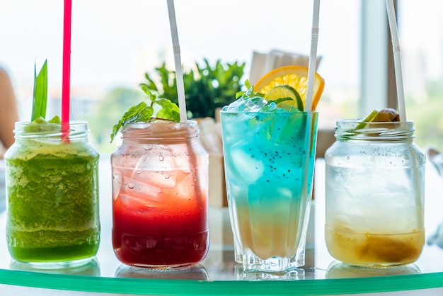 Cocktail glacé sur une table en bois