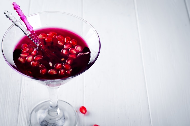 Photo cocktail de grenade et fruits rouges mûrs