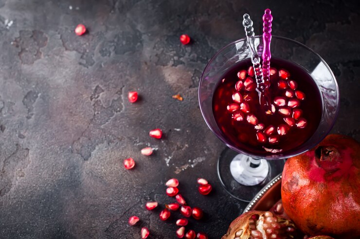 Photo cocktail de grenade et fruits rouges mûrs