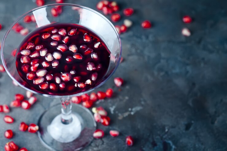 Photo cocktail de grenade et fruits rouges mûrs