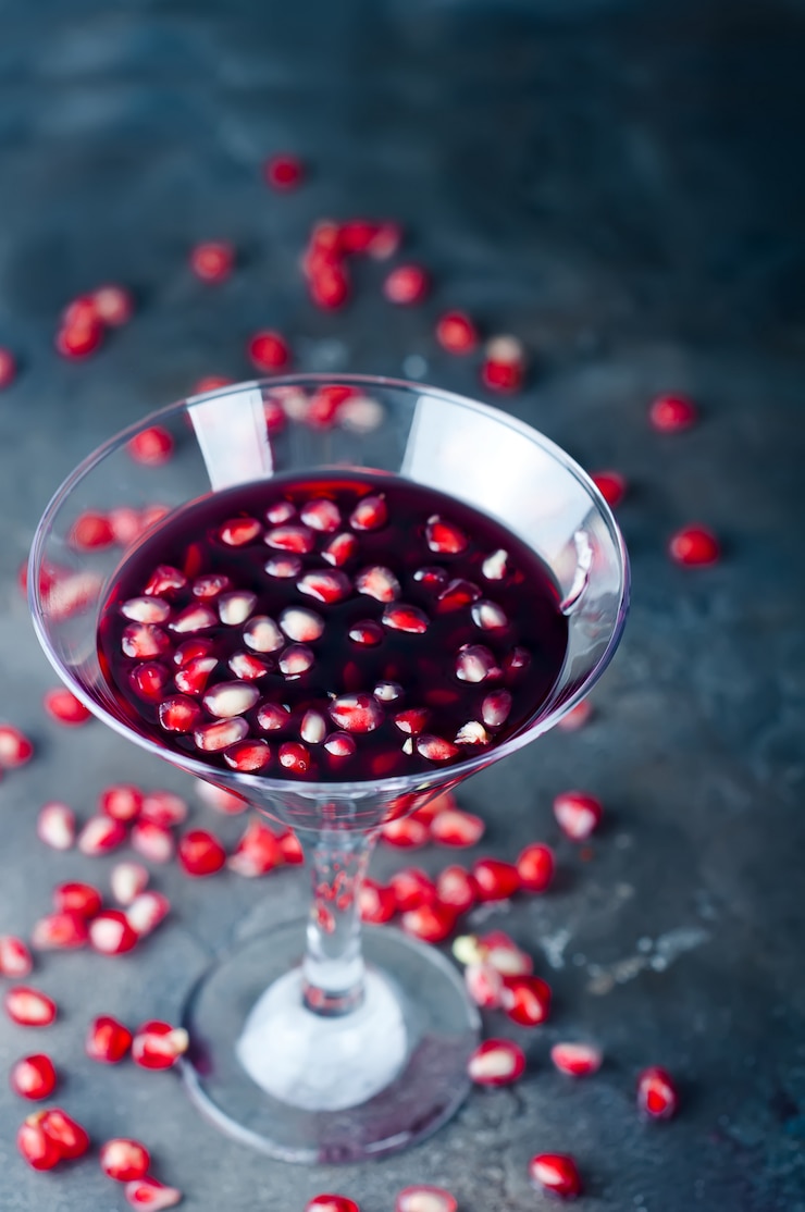 Photo cocktail de grenade et fruits rouges mûrs