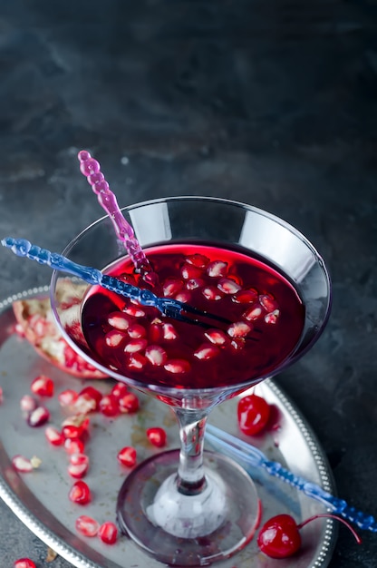 Photo cocktail de grenade et fruits rouges mûrs