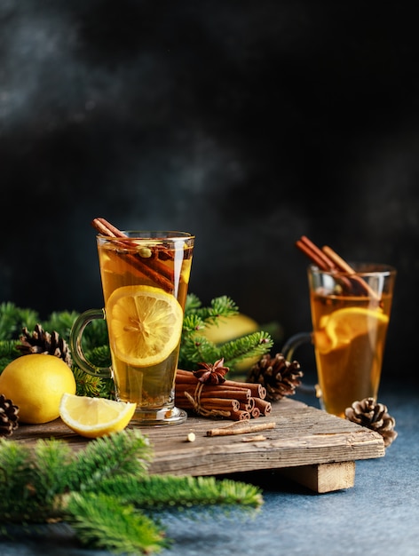 Cocktail de grog épicé. Boisson chaude d'hiver de Noël ou du Nouvel An