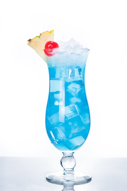 Cocktail hawaïen bleu sur fond blanc