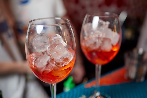 Cocktail italien avec des tranches d'orange sur une table en pierre grise Boisson d'été faite maison