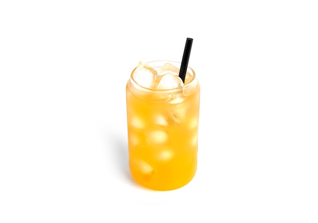 Cocktail jaune isolé.