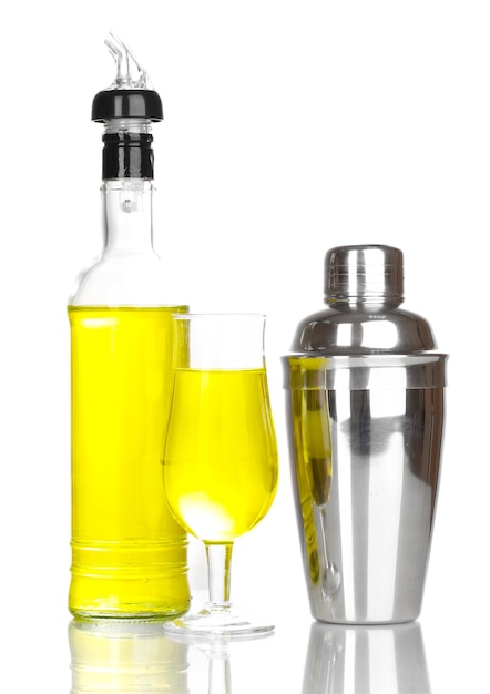 Cocktail jaune savoureux isolé sur blanc