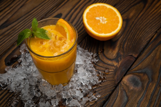 Cocktail de jus d'orange avec table en bois rustique menthe et glace