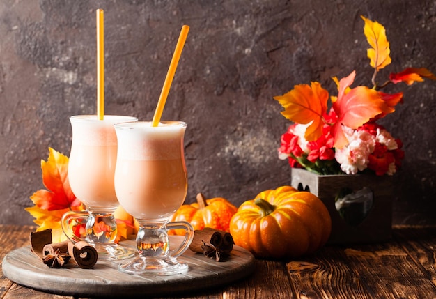 Cocktail de lait de citrouille aux épices en verre. Boisson chaude de réchauffement de citrouille d'automne