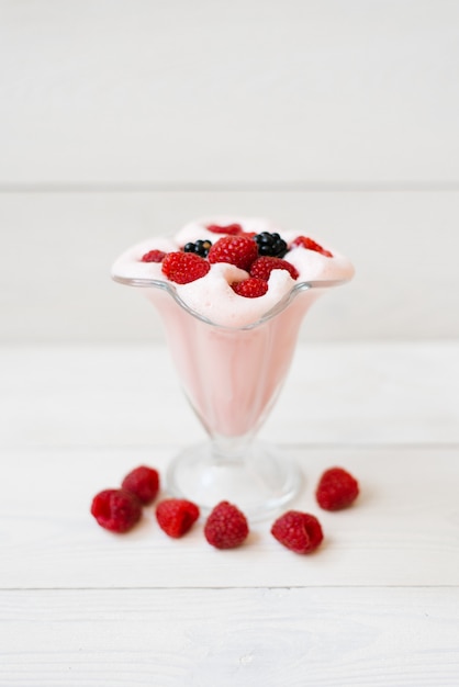 cocktail de lait framboise dans un verre