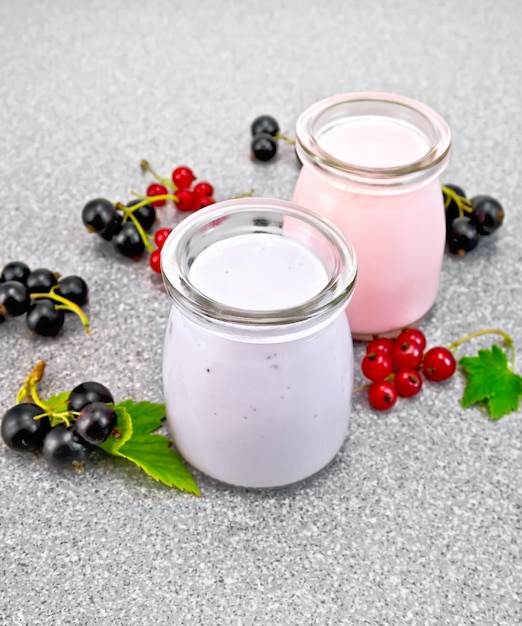 Cocktail de lait avec groseille noire et rouge sur table en granit