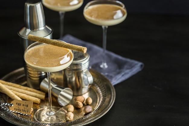 Cocktail de lait de poule dans de grands verres sur le plateau du minibar.