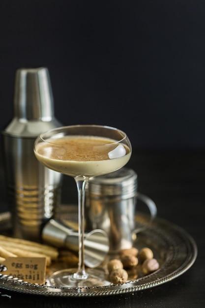 Cocktail de lait de poule dans de grands verres sur le plateau du minibar.