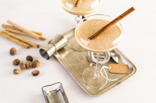 Cocktail de lait de poule des Fêtes avec rhum brun et lait garni de muscade.