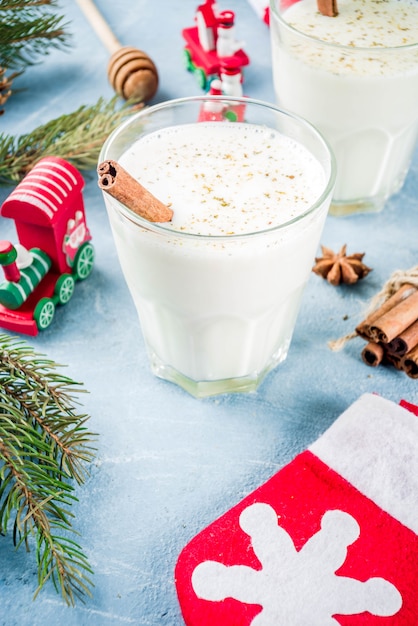 Cocktail de lait de poule de Noël avec des décorations de Noël