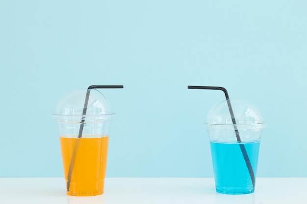 Cocktail de limonade fraîche sur fond de couleur Cocktail dans une tasse en plastique