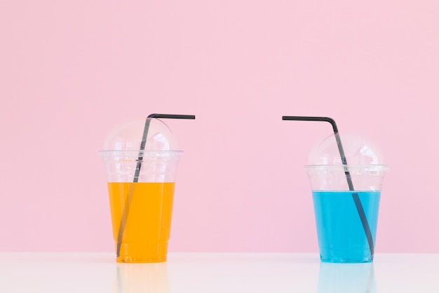 Cocktail de limonade fraîche sur fond de couleur Cocktail dans une tasse en plastique