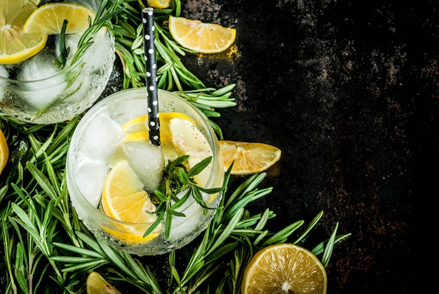 Cocktail de limonade froide ou d'alcool à la vodka au citron et au romarin,