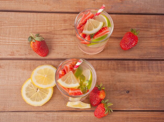 Cocktail de limonade ou de mojito au citron, fraises et menthe, boisson rafraîchissante froide ou boisson avec glace.