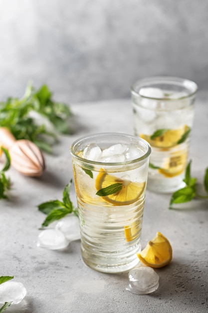 Cocktail de limonade ou de mojito au citron et à la menthe boisson rafraîchissante froide d'été ou boisson avec de la glace