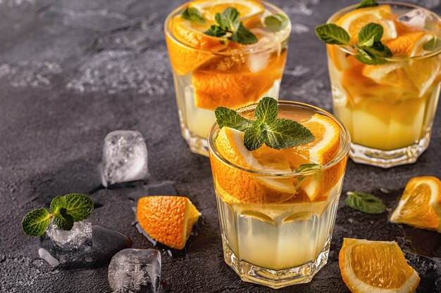 Cocktail maison à l'orange d'eau infusée de fruits