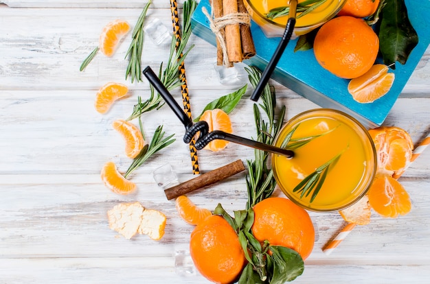 Cocktail à la mandarine, jus et glace