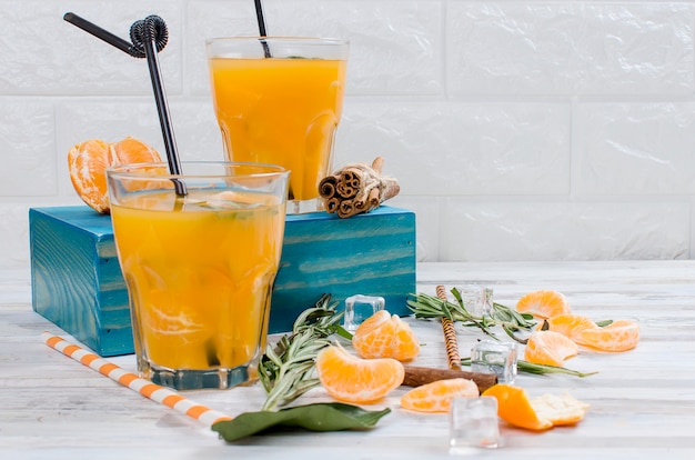 Cocktail à la mandarine, jus et glace