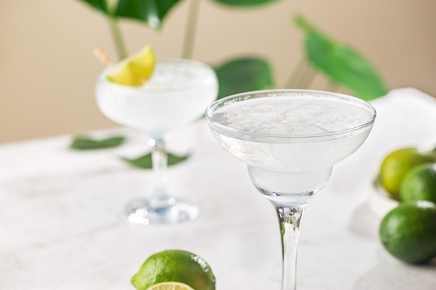 Cocktail Margarita alcoolique classique fait maison rafraîchissant avec de la chaux et du sel sur fond clair