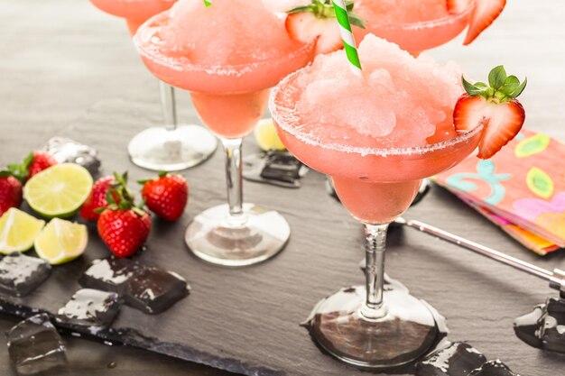 Cocktail de margarita aux fraises surgelé dans un verre à margarita.