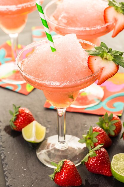 Cocktail de margarita aux fraises surgelé dans un verre à margarita.