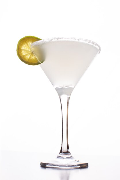 Photo cocktail margarita sur fond blanc