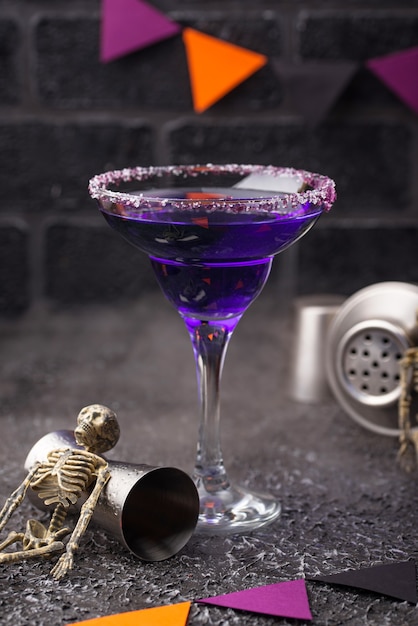 Cocktail de margarita à la lavande violette d'Halloween