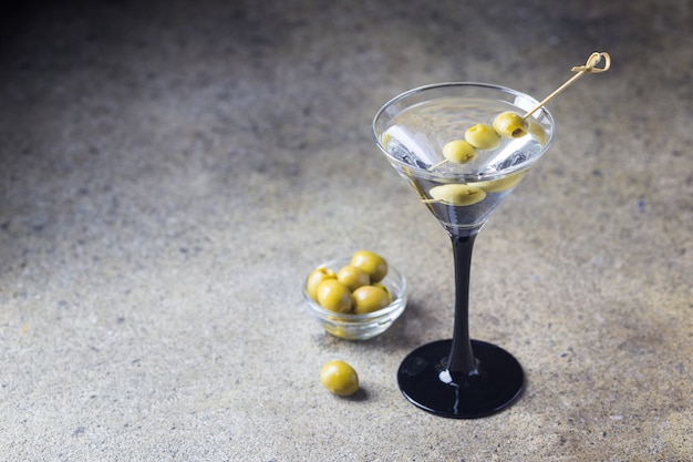 Cocktail martini aux olives sur pierre