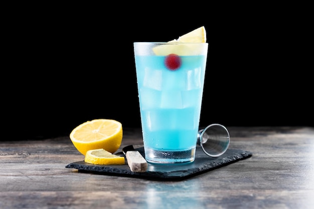 Cocktail martini bleu profond sur table en bois