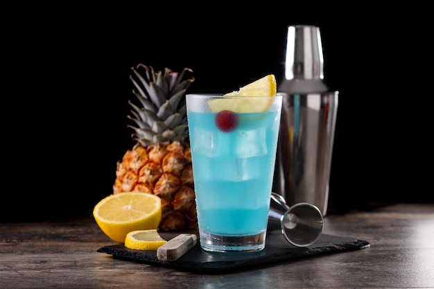 Cocktail martini bleu profond sur table en bois