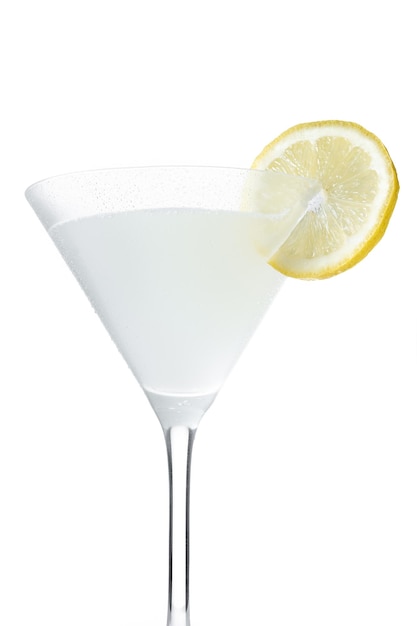 Cocktail martini goutte de citron isolé sur fond blanc