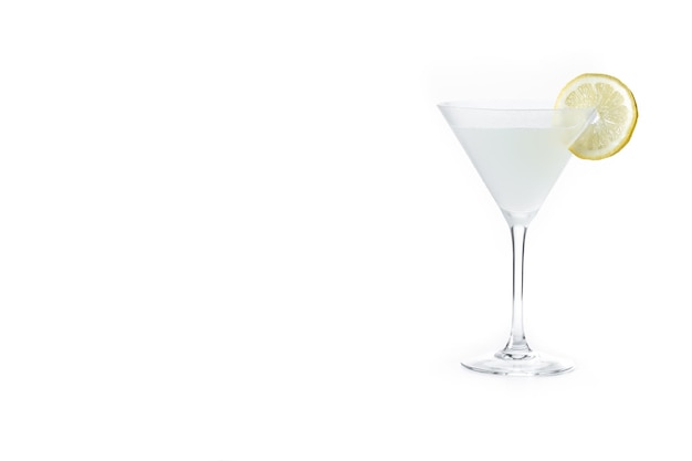 Cocktail martini à goutte de citron isolé sur fond blanc