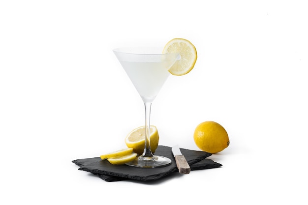 Cocktail martini goutte de citron sur table en bois