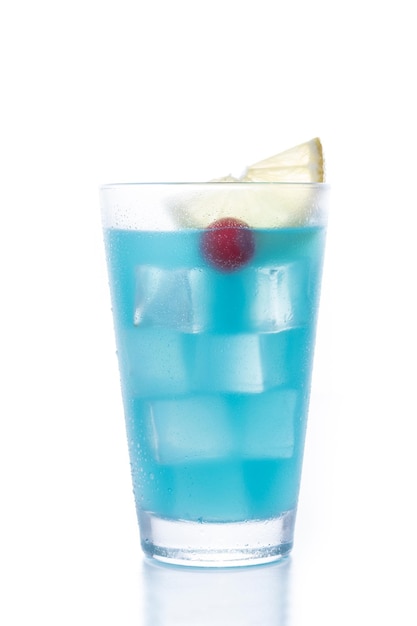 Cocktail martini mer bleu profond isolé sur fond blanc Close upxA