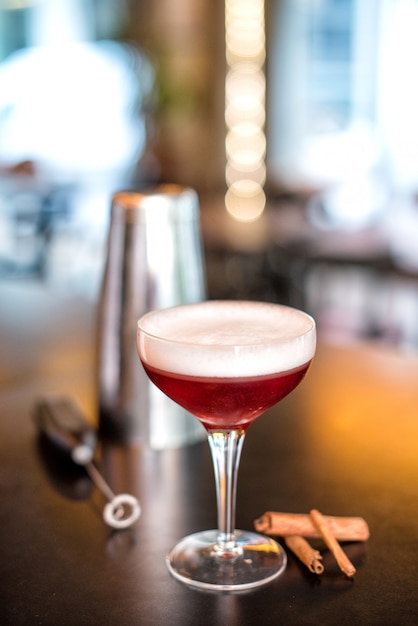 Cocktail mélangé épicé dans un verre à martini