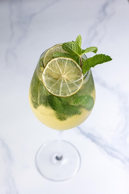 Photo un cocktail de mojito alcoolisé avec du citron vert et de la menthe