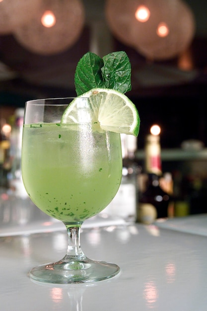 Cocktail Mojito au citron et à la menthe, dans un verre sur le comptoir du bar, boisson alcoolisée